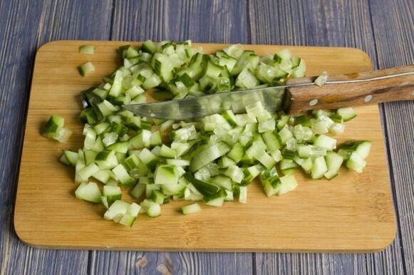 Cucumber is a low-calorie vegetable that is suitable for making smoothies. 