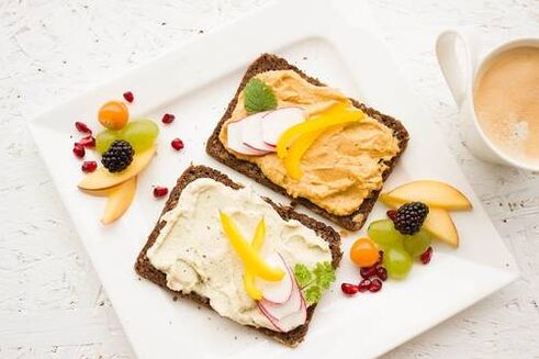 Sandwiches and fruit on the keto diet