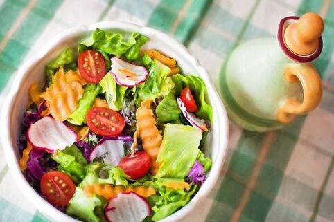 Vegetable salad on the keto diet